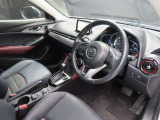 別角度からの運転席の画像です。オルガン式アクセルペダルの採用で運転時の疲労軽減に役立っています☆