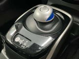 前後の動きだけで簡単に操作できる先進的なデザインの電制シフト。扱いやすく、手に馴染みやすい設計となっています。
