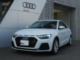 シングルフレームに燦然と輝くAudiのシンボルである4つの輪。4つの自動車メーカーが手を組み、Auto Unionを設立したことに由来します。
