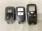 スマートキーを装備しています。鍵を差し込むことなくドアロックの開け閉めと、スタートボタン操作でのエンジンスタートができます。加えて、純正リモコンエンジンスターター用の操作キーもついています。