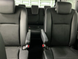 車外に出なくても運転席から3列目シートまで移動が可能です。子育てや荷物が多いときなど利便性が高いです