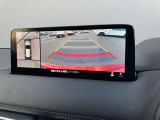 360&deg;ビューモニターでは、両サイドとフロント、バックカメラの合成で、あたかも上空から見下ろした様に周囲を確認して頂けます。駐車場だけでなく、T字路等でも活躍のアイテムです!