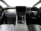 上質で落ち着いた印象のインパネ。視界も広々で運転しやすいです。