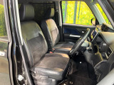 運転席まわりには十分なスペースがあり、大柄な方でもゆったり運転していただける環境です。