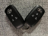 電子カードキーを携帯していれば、ドアハンドルやバックドアのリクエストスイッチを押すだけでドアの施錠・解錠が出来ます♪もちろん 遠隔操作も可能です!盗難防止のイモビライザー機能装備ですよ ☆