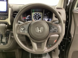 ハンドルにHondaセンシング系のクルーズコントロールやレーンキープアシストなどのスイッチと、オーディオの操作スイッチが装備されています。ハンドルから手を離さず安全に操作できます。
