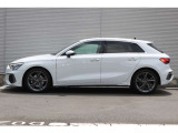 アウディ専任メカニックが納車前に100項目にもおよぶ精密な点検を実施します。すべてをクリアしたアウディ車だけがあなたのお手元に届けられます。