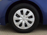 【ホイールカバー】純正なので車に似合うデザインになっていますね。スタッドレスタイヤもご相談下さい。