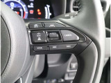 ステアリングスイッチ付き。前方から目を離すことなく操作することが可能です。