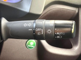 【オートエアコン】一度お好みの温度に設定すれば、車内の温度を検知し風量や温度を自動で調整。暑い&hellip;寒い&hellip;と何度もスイッチ操作をする必要はありません。快適な車内空間には必須の機能ですね♪