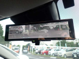 スマートルームミラーがリヤカメラで車両後方の映像ルームミラー表示しをクリアな後方視界を確保してくれます。