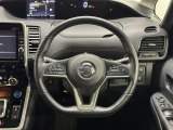 【ステアリング】まずはご来店いただき、ステアリングを握ってフィーリングを確かめてみてください。