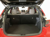 バックドアを上げた状態です。シートを倒せば荷室のスペースが広くなります!用途に合わせて快適な室内を!