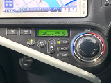 【オートエアコン】一度お好みの温度に設定すれば、車内の温度を検知し風量や温度を自動で調整。暑い&hellip;寒い&hellip;と何度もスイッチ操作をする必要はありません。快適な車内空間には必須の機能ですね♪