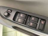 【電動格納ミラー】サイドミラーは電動格納式となっており、狭い駐車場でもキズがつくリスクを抑えられます。