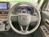 インテリアに合わせたデザインのステアリングは、運転される方のことも考え、運転しやすい形状、大きさです。是非一度、実際に触ってお確かめください。