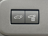 【パワーバックドア】スマートキーや運転席のボタンを押すだけでリアゲートが自動で開閉します!荷物を持っている時や、高い位置にあるバックドアを閉める際に便利な機能です♪