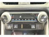 一度お好みの温度に設定すれば、車内の温度を検知し風量や温度を自動で調整。暑い&hellip;寒い&hellip;と何度もスイッチ操作をしなくても大丈夫です。