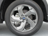 スーパーブラックハイラスター塗装の専用18インチアルミホイール。タイヤサイズは225/55R18
