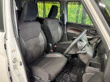 運転席まわりには十分なスペースがあり、大柄な方でもゆったり運転していただける環境です。