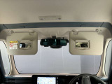 両席のサンバイザーにはバニティーミラーも付いています。身だしなみチェックには欠かせません。