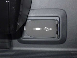 充電用USB端子付き。スマートフォンなどの充電に便利です。