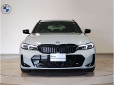 【BMWの伝統-1】BMWの特徴的な&ldquo;キドニーグリル&rdquo;は、80年以上続く伝統の形でございます。変わらないこだわりのデザインが、プレミアムブランド&ldquo;BMW&rdquo;を創り出します。
