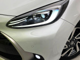 【LEDヘッドライト】悪天候や夜間走行時も良好な視界を確保し安心して運転できる高輝度LEDヘッドライトを装備!点灯速度が早く、消費電力も抑えられています。