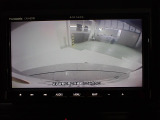 バックをするとき自動でリアの様子が映る『リアカメラ』付き!ナビ画面で確認しながらバックができ、ガイドラインで距離感がつかめるので後ろの壁も安心ですね。でも、周りへの目視も忘れないでくださいね!