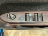 電動格納式リモコンドアミラーと、パワーウィンドウスイッチ等は運転席ドアにあります。