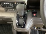 シフトはインパネシフト、パーキングブレーキは電子制御なので運転席と助手席の間はすっきりしています。