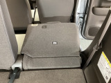 リアシートは簡単に倒すことができるので、ラゲッジルームも広がります。