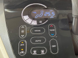【オートエアコン】一度お好みの温度に設定すれば、車内の温度を検知し風量や温度を自動で調整。暑い&hellip;寒い&hellip;と何度もスイッチ操作をする必要はありません。快適な車内空間には必須の機能ですね♪