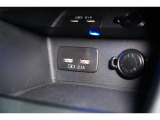 小物の収納に便利なセンタートレイには携帯等のデバイスの充電可能なUSB出力電源付です。