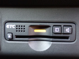 ■【ETC車載器】が装備されています。セットアップをしてお渡しとなり、ETCカードを差し込むだけで高速道路の利用が可能です。