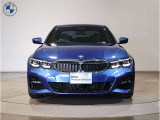 【BMWの伝統】BMWの特徴的な&ldquo;キドニーグリル&rdquo;は、80年以上続く伝統の形でございます。変わらないこだわりのデザインが、プレミアムブランド&ldquo;BMW&rdquo;を創り出します。