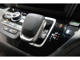 インパネシフトだから視線の移動も少なく足元もスッキリ♪運転席もゆったりしているのでゆとりを持ってドライブできますね!