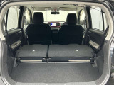 セカンドシートを倒した状態です。セカンドシートは独立可倒、荷物に合わせてラゲッジスペースをアレンジできます。