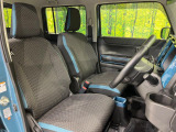 運転席まわりには十分なスペースがあり、大柄な方でもゆったり運転していただける環境です。