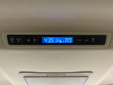 【リアオートエアコン】広い後部座席には必須の機能!風量や温度を自動で調整し前席と同様な車内環境にしてくれるリアオートエアコンを装備。夏の暑さも冬の寒さもストレスなく快適にお過ごしいただけます♪
