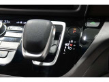 インパネシフトだから視線の移動も少なく足元もスッキリ♪運転席もゆったりしているのでゆとりを持ってドライブできますね!