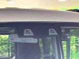 【スズキ セーフティサポート】走行中に前方の車両等を認識し、衝突しそうな時は警報とブレーキで衝突回避と被害軽減をアシスト。より安全にドライブをお楽しみいただけます。
