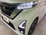 【LEDヘッドライト】悪天候や夜間走行時も良好な視界を確保し安心して運転できる高輝度LEDヘッドライトを装備!点灯速度が早く、消費電力も抑えられています。