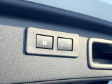 【パワーバックドア】スマートキーや運転席のボタンを押すだけでリアゲートが自動で開閉します!荷物を持っている時や、高い位置にあるバックドアを閉める際に便利な機能です♪