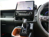 『1台』のお車に対して、3名体制で日々議論を重ね仕入れを行っております。