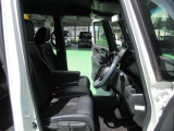 運転席は、大きな座面と包み込むような背もたれが、ドライバーの身体全体をしっかり支えます。上質なシート素材と座り心地のよいクッションを採用し、長時間の運転やコーナーの多い道も快適です。