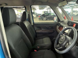 運転席の画像です。足元やシートまわりに余裕があり、リラックスした姿勢で運転が可能です。視界も良好で操作系へのアクセスもしやすく、快適で安心感のあるドライブをサポートします。