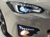 【LEDヘッドライト】悪天候や夜間走行時も良好な視界を確保し安心して運転できる高輝度LEDヘッドライトを装備!点灯速度が早く、消費電力も抑えられています。