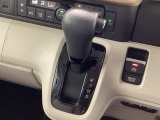 インパネシフトを採用しているので、前席の足元も広々としています。運転席と助手席の行き来もスムーズです!