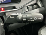 【オートライト】車のセンサーが周囲の明るさを感知し、自動でヘッドライトを点灯・消灯する機能です。この機能は夕暮れ時の交通事故が多い時間帯の安全性を高めてくれます。